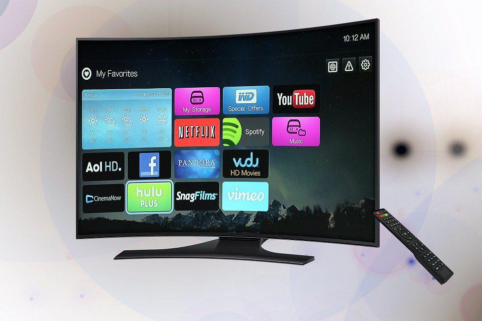 Tv prima di andare a dormire: è una buona idea?