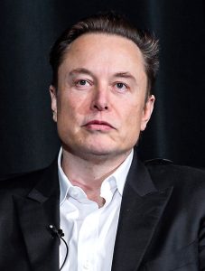 Di (U.S. Air Force photo by Trevor cokley) - https://www.dvidshub.net/image/7132411/usafa-hosts-elon-musk, Pubblico dominio, https://commons.wikimedia.org/w/index.php?curid=134662229